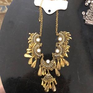NWT STATEMENT NECKLACE